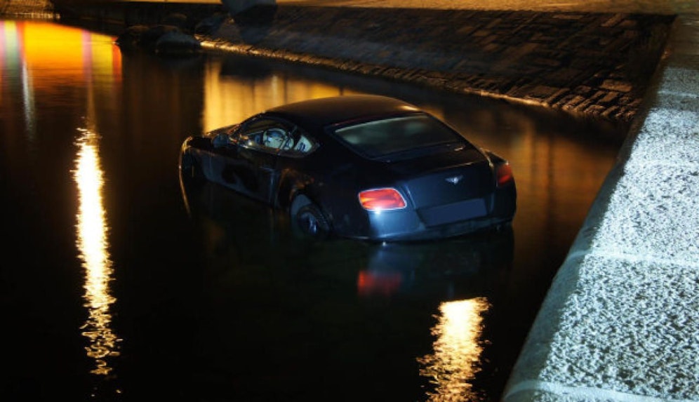 Hier geht ein Bentley im Zugersee baden.