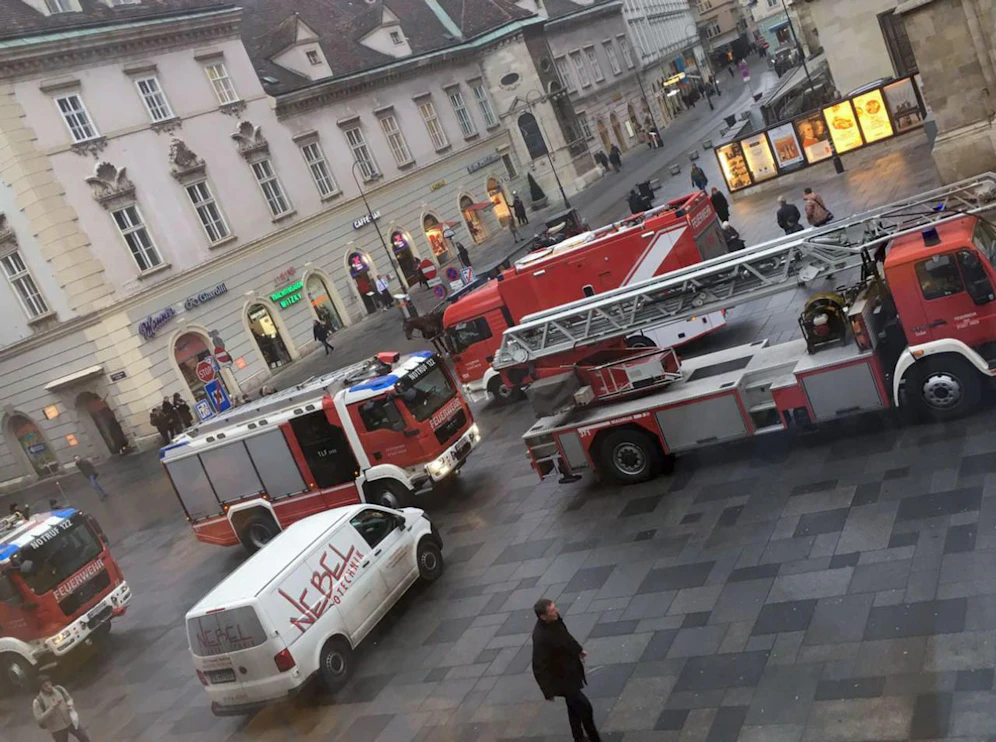 Mehrere Fahrzeuge der Wiener Berufsfeuerwehr rückten am Mittwoch Vormittag zur Goldschmiedgasse aus.