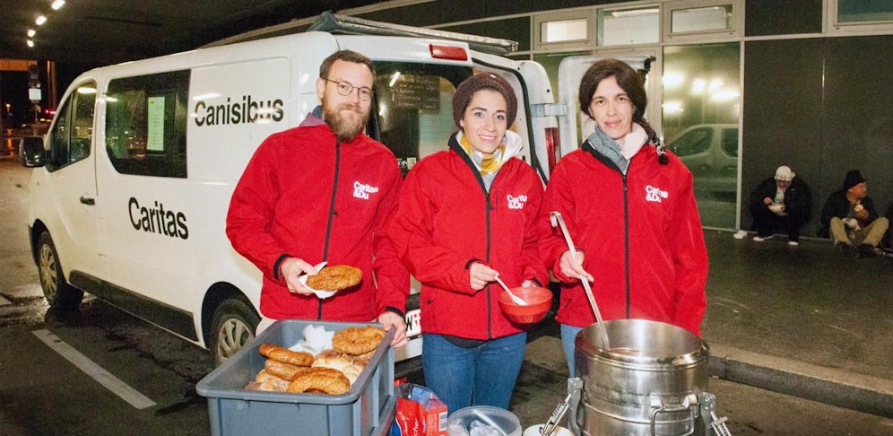 Jeden Abend, auch am Wochenende und an Weihnachten, ist der Canisibus in Wien unterwegs, um den Menschen eine heiße Suppe und Brot zu bringen.  Hier die freiwilligen Helfer: Teresa Biskup, Sabrina Bellido-Gonzalez, Andreas Penninger (Foto: Stefanie Steindl)