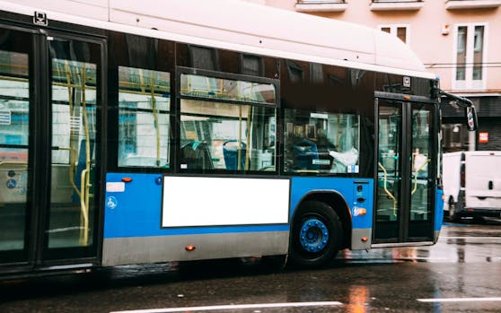 Ein wütender Fahrgast trat dem Busfahrer in die Weichteile