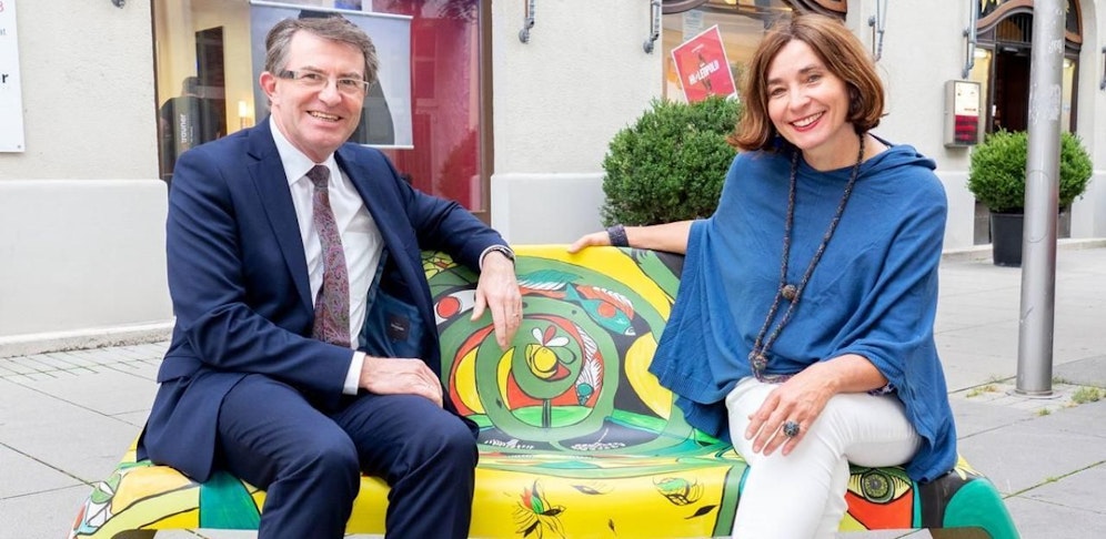 Die Künstlerin (r.) mit einer der in Wr. Neustadt installierten Bänke.