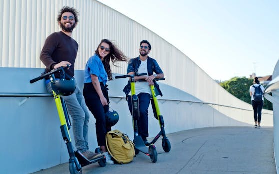 Studenten und Jahreskartenbesitzer können die flotten "Hive"-Scooter gratis nutzen.