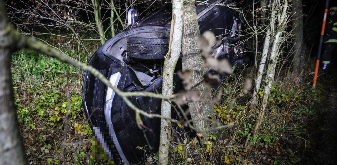 Heute.at - Auto nach Unfall zwischen Bäumen eingekeilt