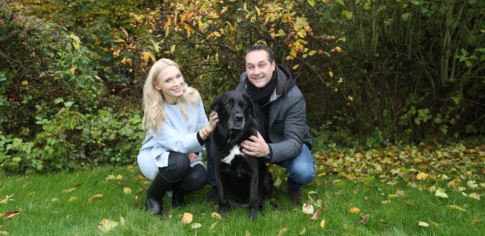 Versteht Proll: Philippa Strache mit Ehemann Heinz-Christian und Hündin Odi