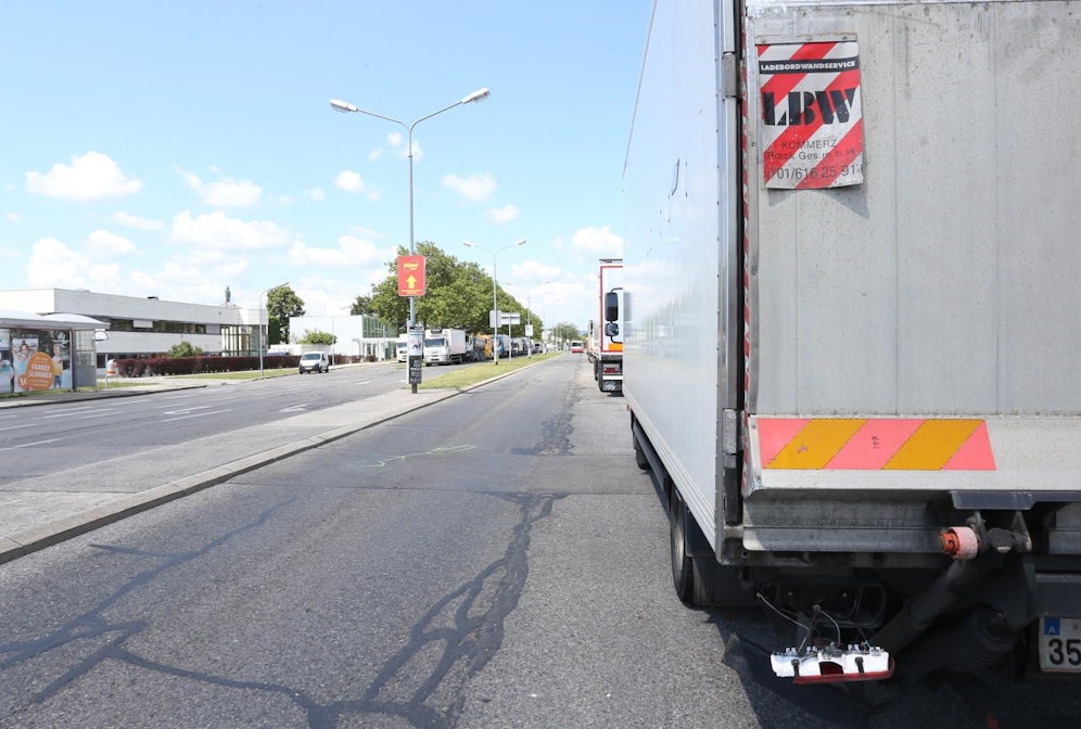 In der Kolbegasse prallte der Biker gegen diesen geparkten Lkw. Der Hamburger verstarb im Spital.