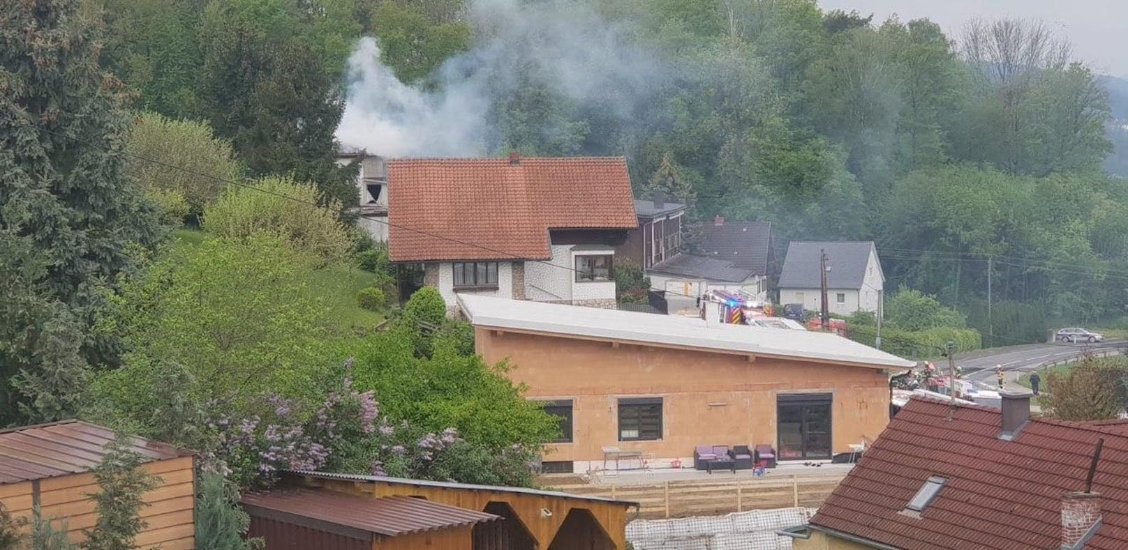 Sonntag in den frühen Morgenstunden wurde die Feuerwehr zu einem Brand in einer Tischlerei in Schweinbach bei Engerwitzdorf gerufen. Schon bei der Anfahrt war dichter Rauch zu sehen.