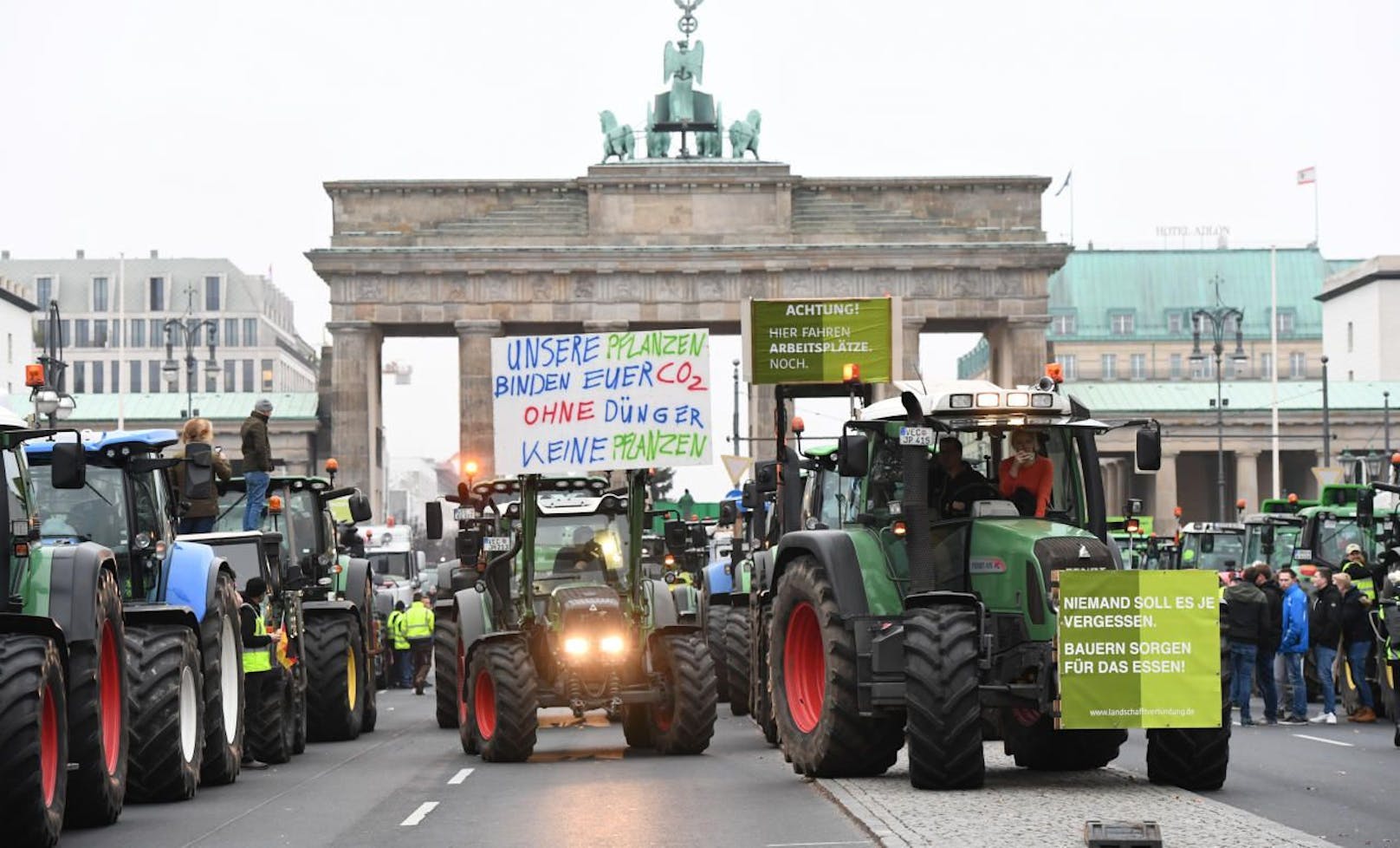 Fast 5.000 Traktoren kamen zum Brandenburger Tor in Berlin.