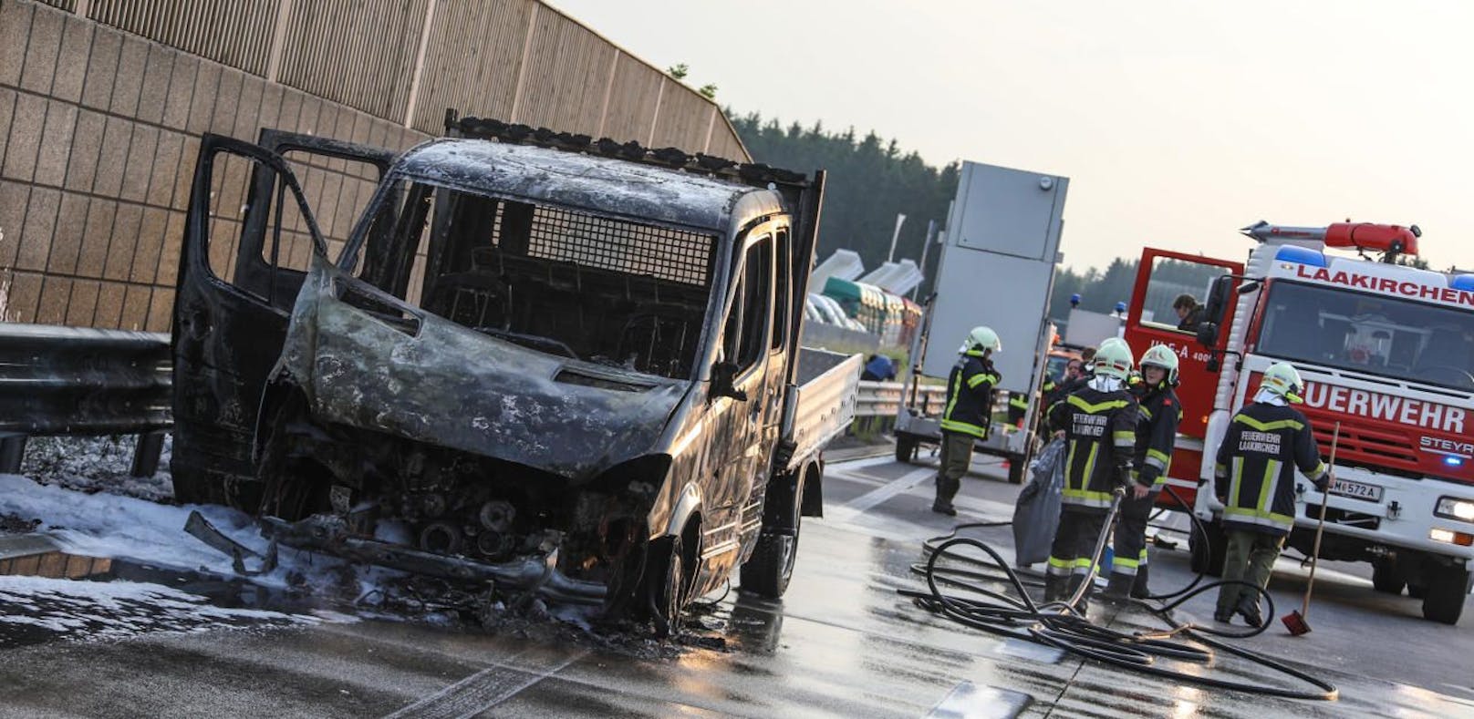 Pritschenwagen brannte auf Autobahn völlig aus