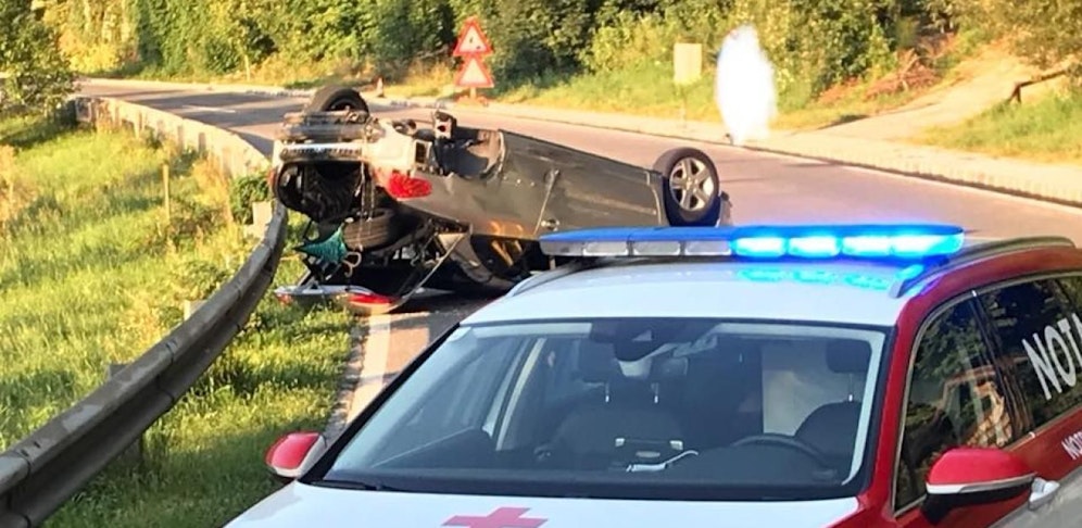 Der Wagen überschlug sich und landete am Dach.