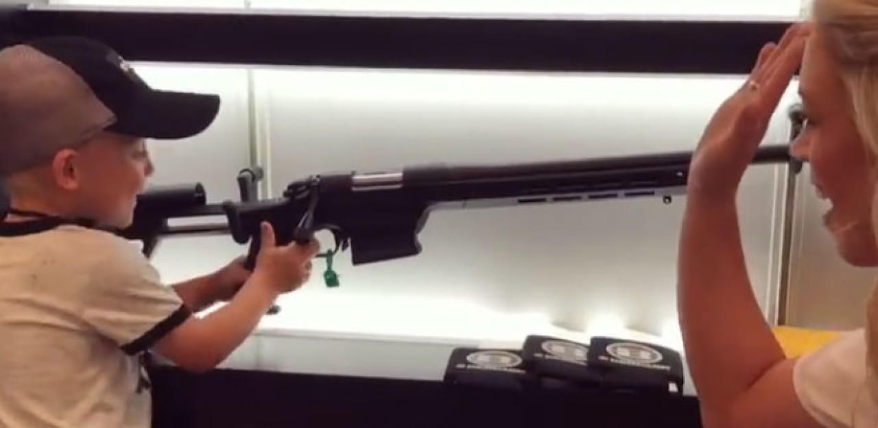 Heute.at - Waffennärrin feiert Buben, der mit Gewehr hantiert