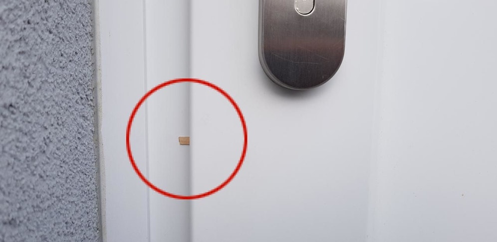 Mit einem winzigen Holzspan, oder ähnlichen Gegenständen, kontrollieren Einbrecher ob ihre Zielobjekte bewohnt sind.
