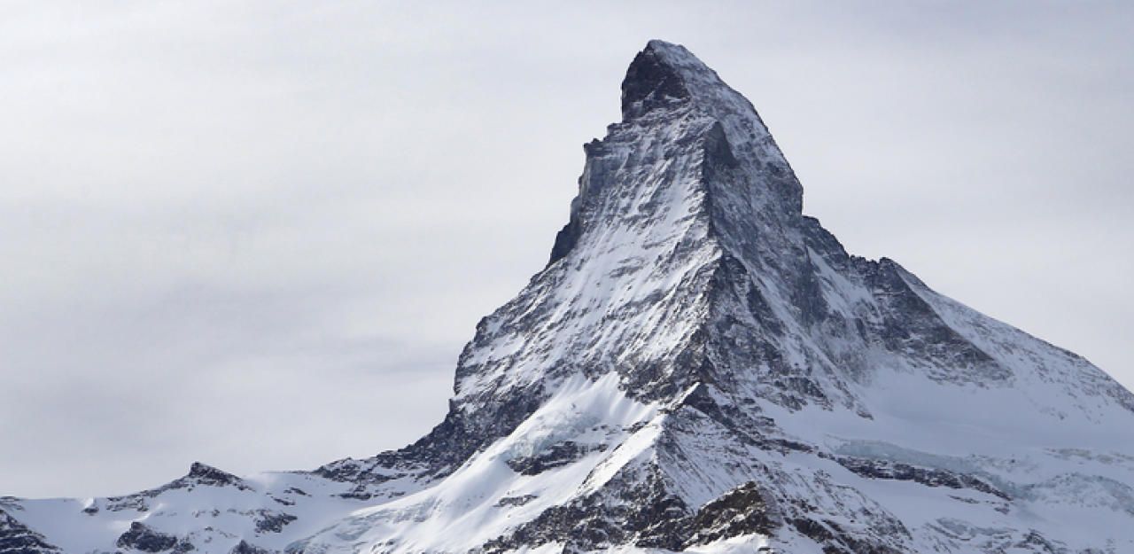 Groß und mächtig, schicksalsträchtig: Auftauender Permafrost bringt Gesteinsmassen am Matterhorn in Bewegung.