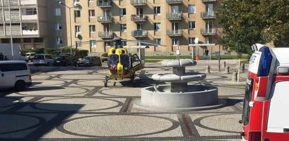 ÖAMTC-Rettungshubschrauber landete vor dem Hallenbad Schwechat.