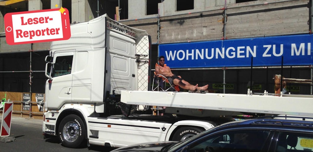 Dieser Mann sonnt sich auf einem Sattelschlepper. 