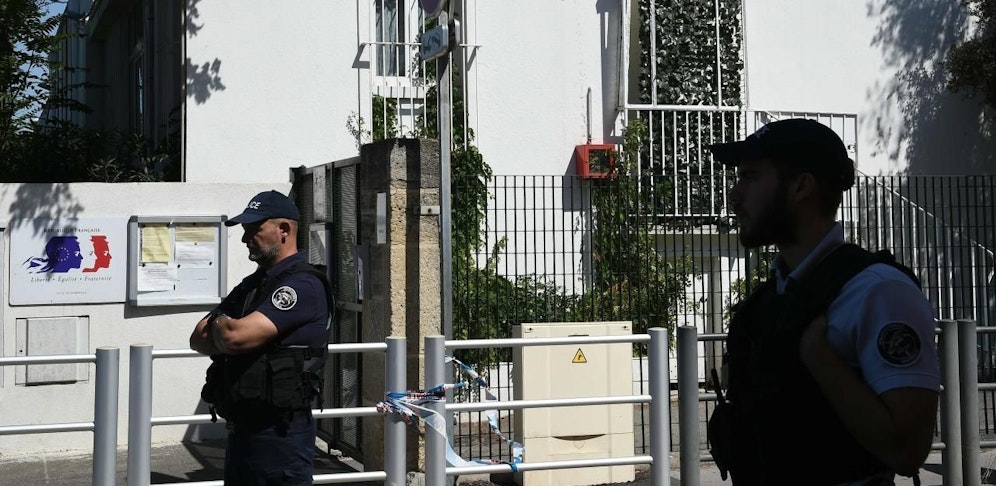 Polizisten vor der Schule in Marseille