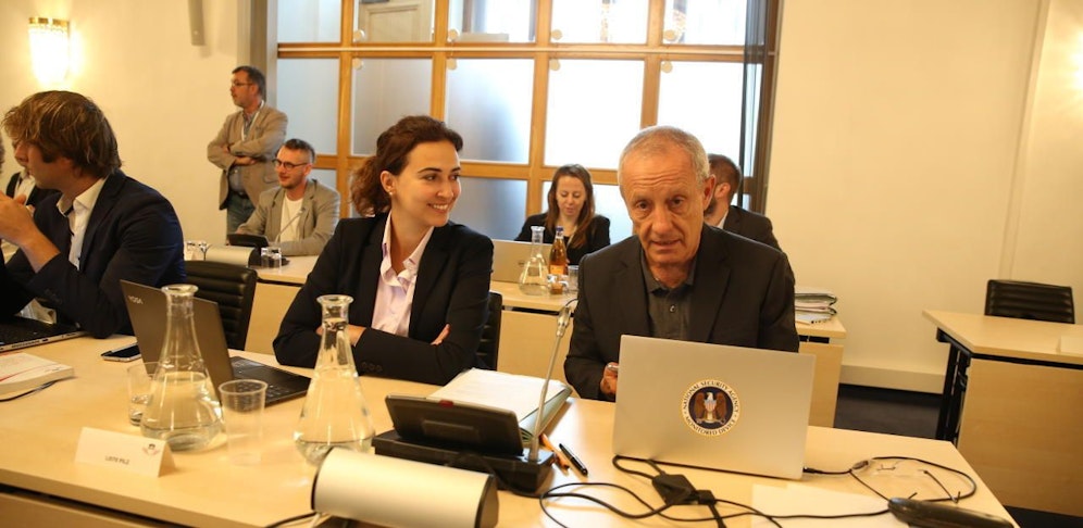 Ein Bild aus dem Ausschusslokal: Auch zu diesem sensiblen Bereich soll der rechtsextreme Mitarbeiter einer privaten Sicherheitsfirma Zugang gehabt haben. (Im Bild: Alma Zadic und Peter Pilz von der Liste Pilz, bzw Jetzt)