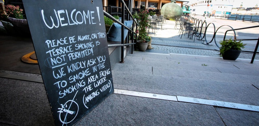 Schilder machen Gäste auf die neue Gesetzeslage aufmerksam.