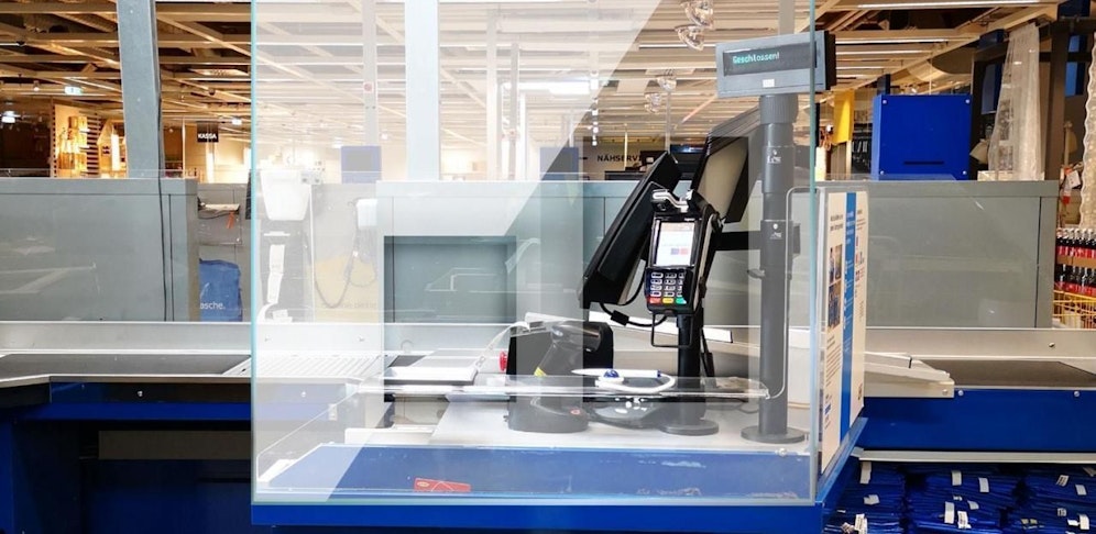Auch bei Ikea wurden die Klassen mit Plexiglas-Schutz versehen. 