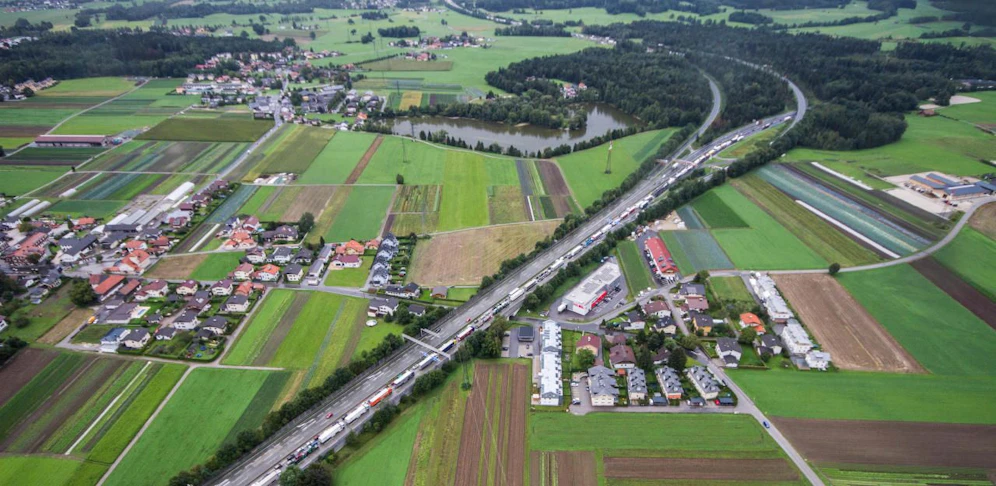 In diesem Bereich des Knoten Salzburg, kurz vor dem Abzweiger der A10 Tauern Autobahn, wurde die Leiche entdeckt. Archivfoto