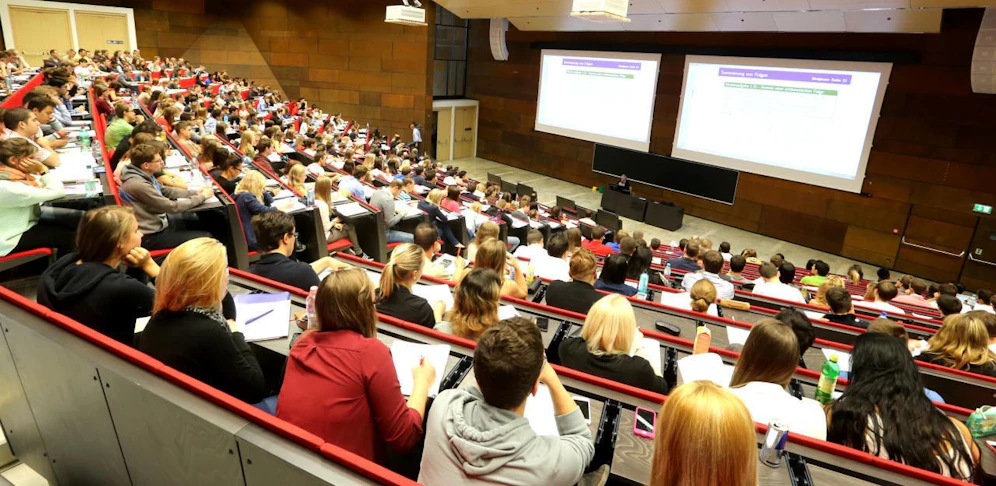 Eine Panne eines Vortragenden hat ziemlich unangenehme Konsequenzen für die Studierenden. 