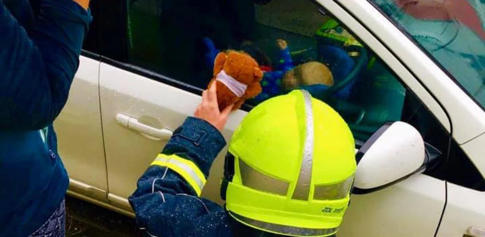 Der Kleine wurde von der Feuerwehr bei Laune gehalten.