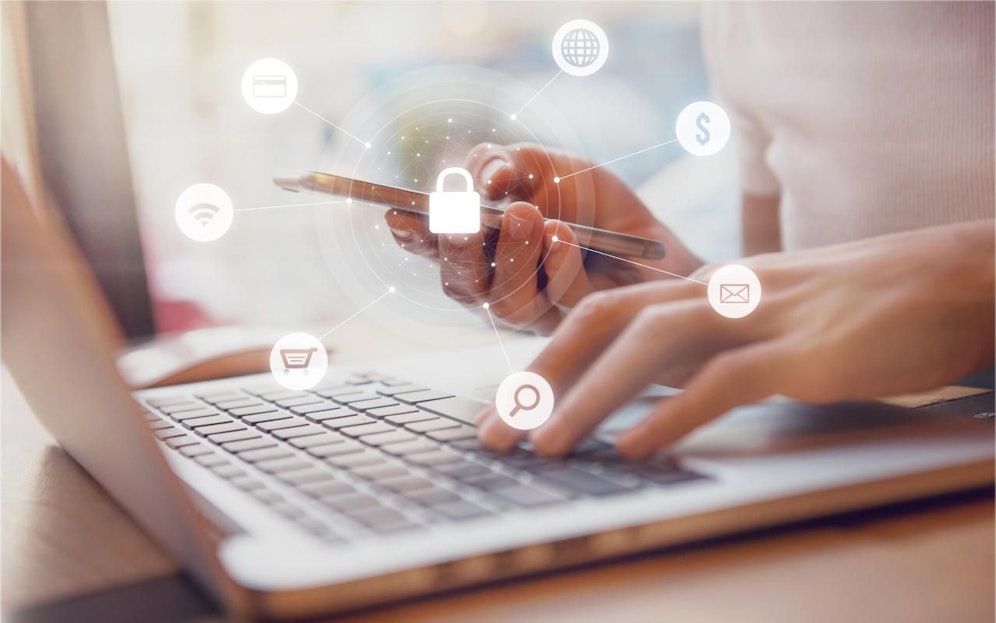 Das Duo lockte den Opfern durch manipulierte E-Mails und vorgetäuschter Liebe 100.000 Euro heraus.