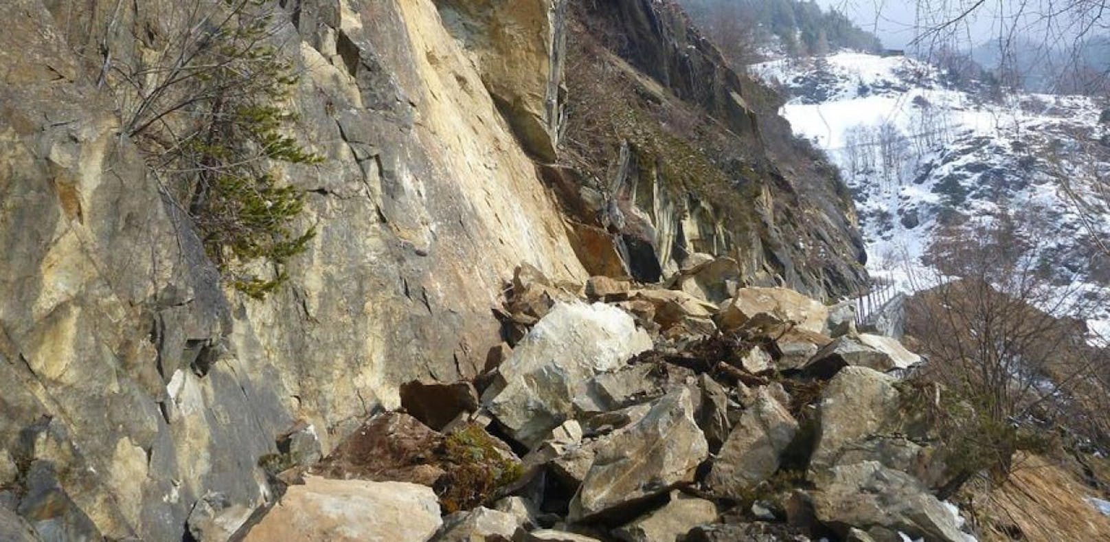 Rund 200 Kubikmeter Felsgestein stürzten auf eine Gemeindestraße in Umhausen