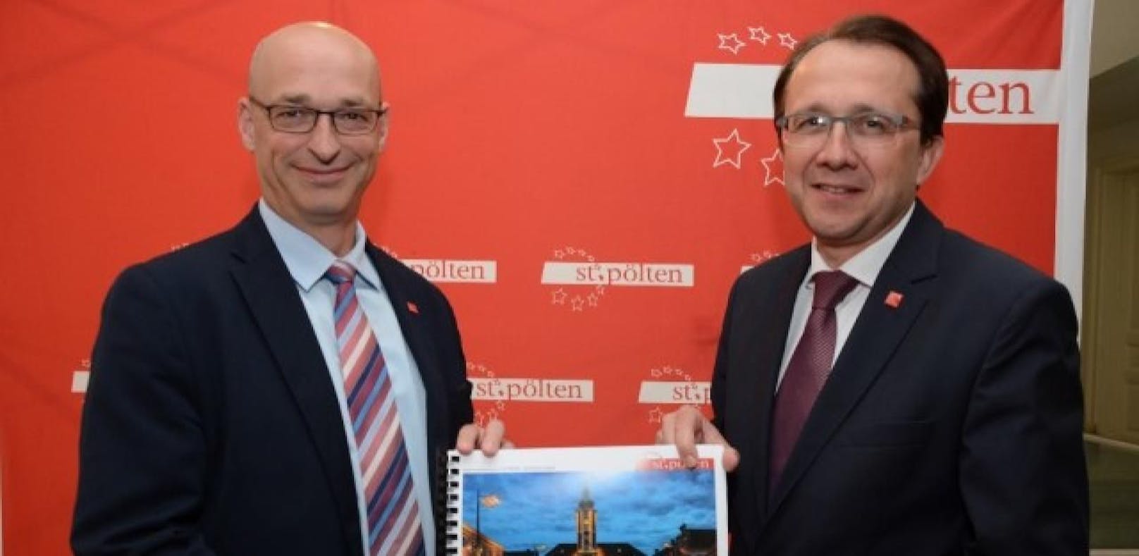 St. Pöltens Finanzchef Thomas Wolfsberger (li.) und Bürgermeister Matthias Stadler präsentierten den Rechnungsabschluss.