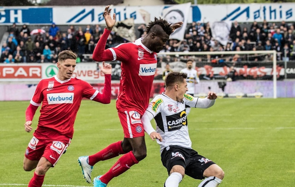 Kayode (Mitte) erzielte gegen Altach seinen 14. Saisontreffer.