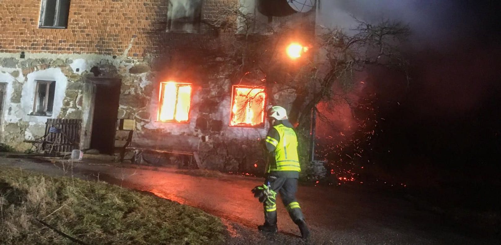 Brand tobt in Wohnhaus, Helfer finden eine Leiche
