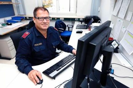 Der Linzer Polizist Alexander Geyrhofer schrieb einen Eltern-Ratgeber, damit ihre Kinder sicher im Internet surfen können.