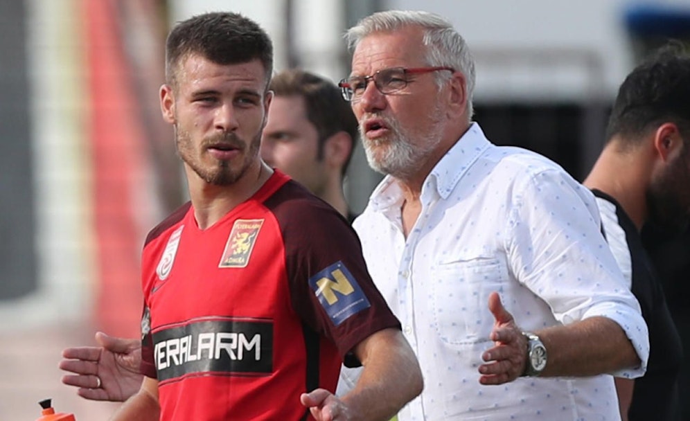 Ernst Baumeister (r.) startete mit drei Pflichtspiel-Pleiten in die Saison.