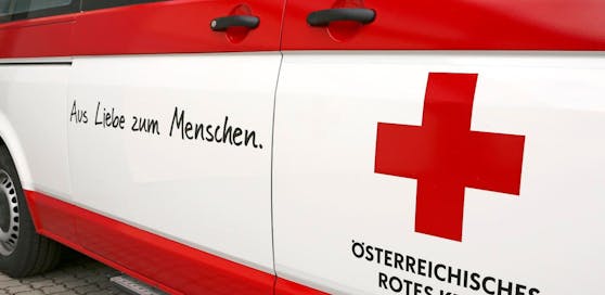 Rettungswagen, Notarzt und Feuerwehr am Unfallort.