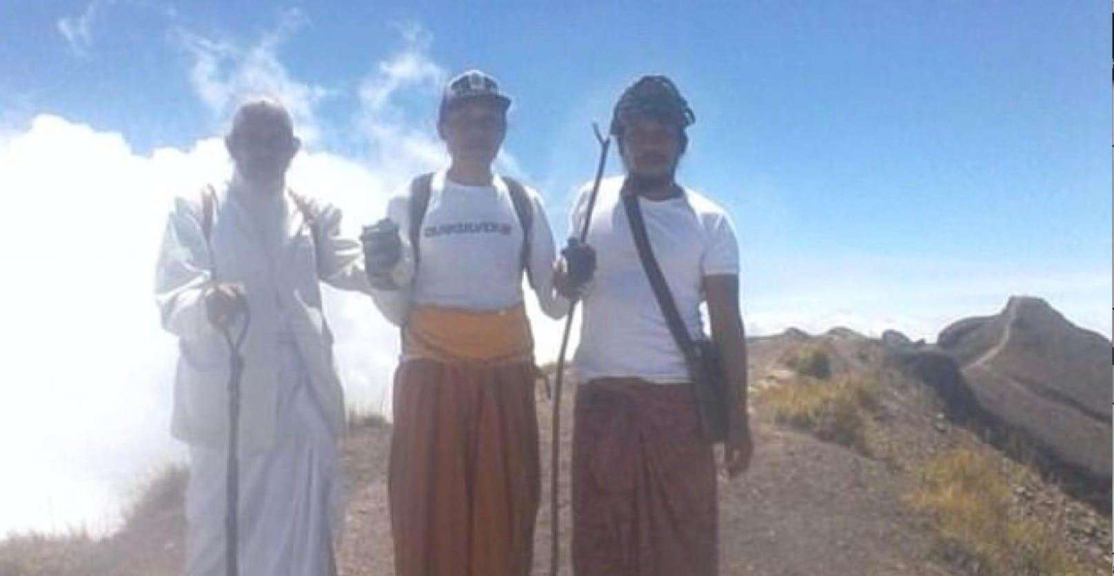 Lebensgefahr: Das sind drei der vier Geistlichen, die jetzt auf Bali den rauchenden Agung bestiegen, um den Vulkan mit Gebeten zu besänftigen. 