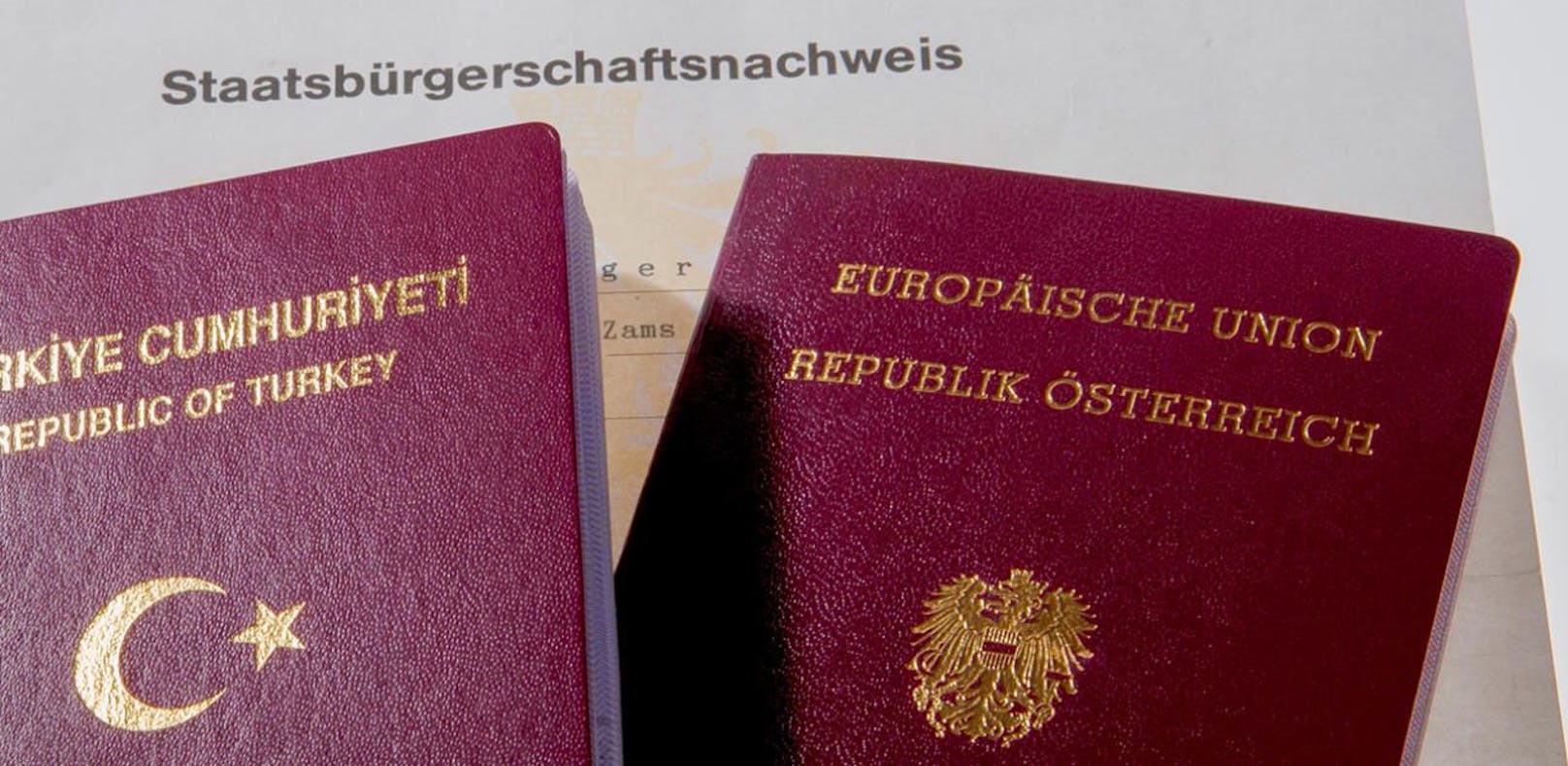 18 Austrotürken aus Wien erhalten den Reisepass wieder zurück.