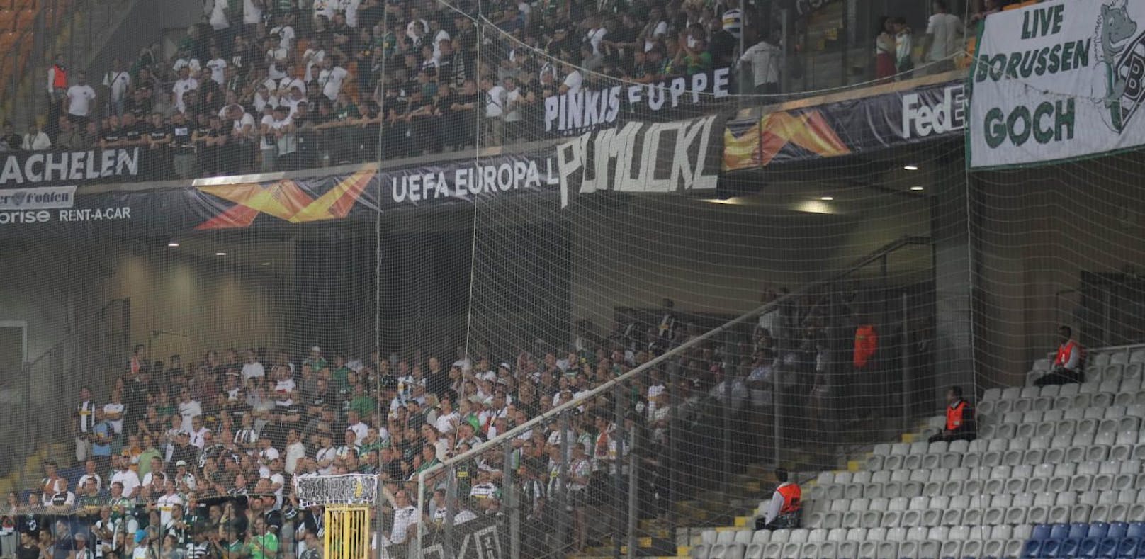 Borussia-Fans im Auswärtssektor bei Basaksehir.