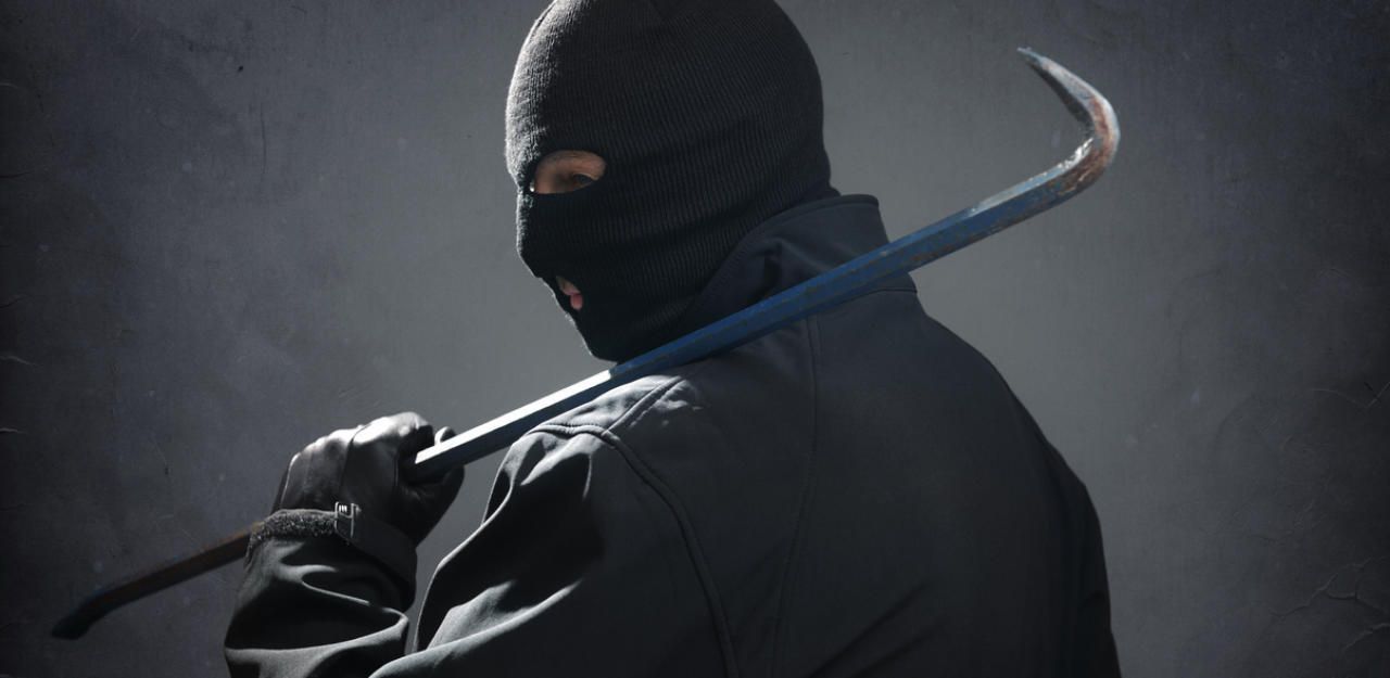 Freitagnacht versuchte ein 29-Jähriger einen Snackautomaten aufzubrechen.