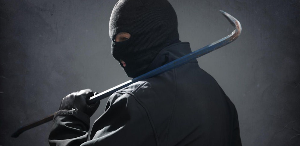 Zwei Räuber brachen in ein Bauernhaus ein. Sie waren mit einer Pistole, einem Brecheisen und einem Schraubendreher bewaffnet.