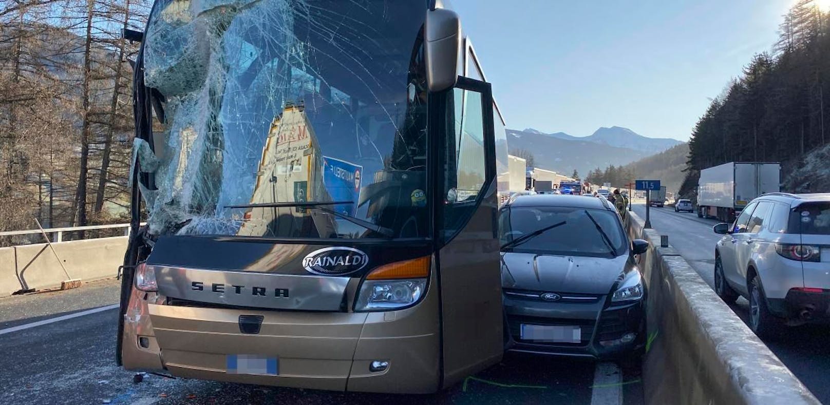 Tödlicher Unfall auf A13 – Reisebus kracht  gegen Lk...