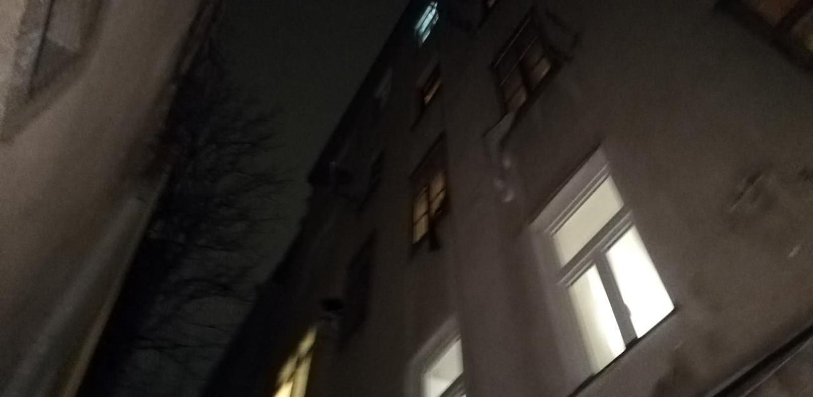 Frau (19) stürzte Mittwochnachmittag aus einem Fenster im zweiten Stock eines Wohnhauses in Meidling.