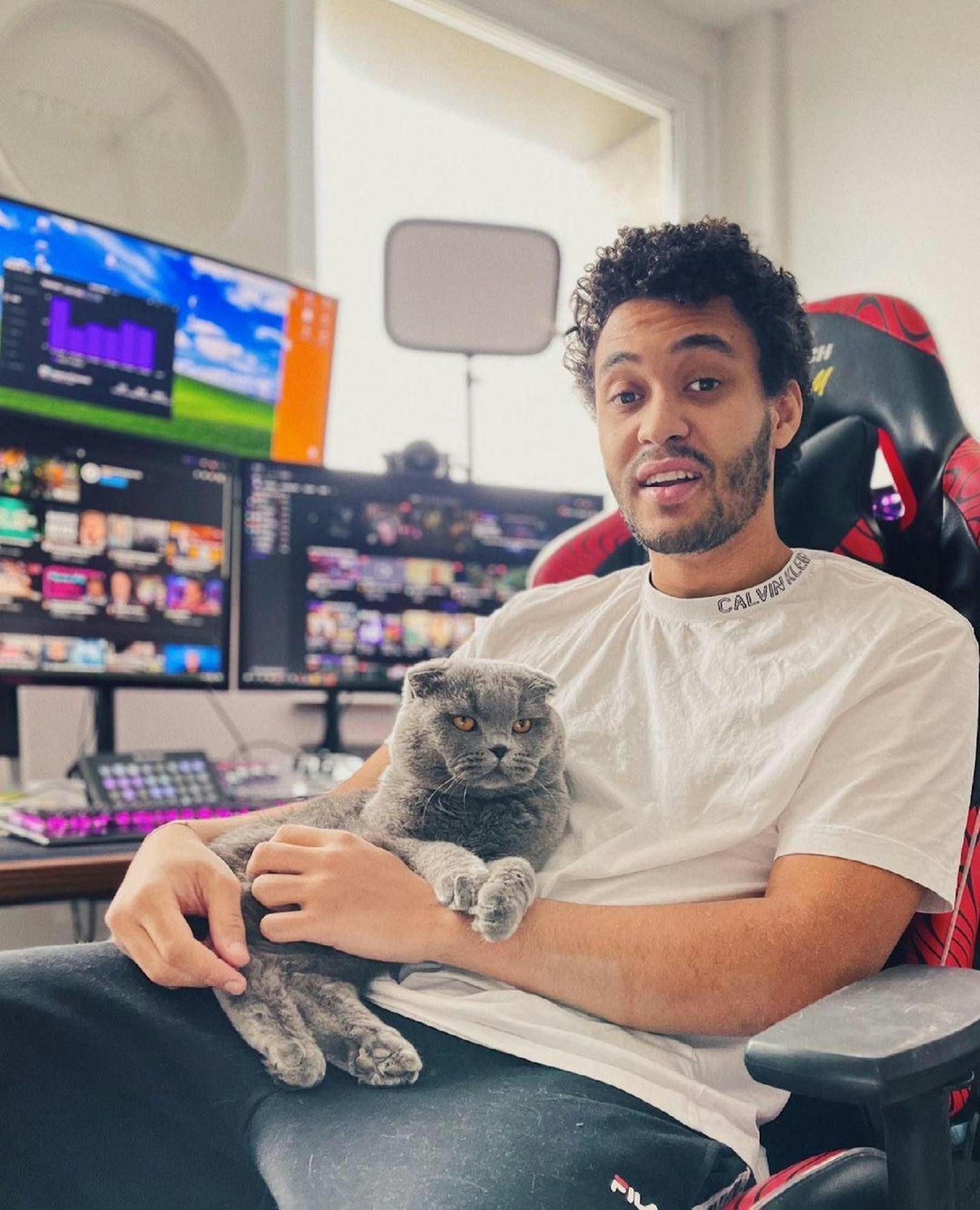 Dillan, hier mit seiner Katze Joey, vor seinem Streaming Set-Up. Zum jetzigen Zeitpunkt hat er 380.000 Abonnenten auf Youtube und fast 9.000 auf Twitch.