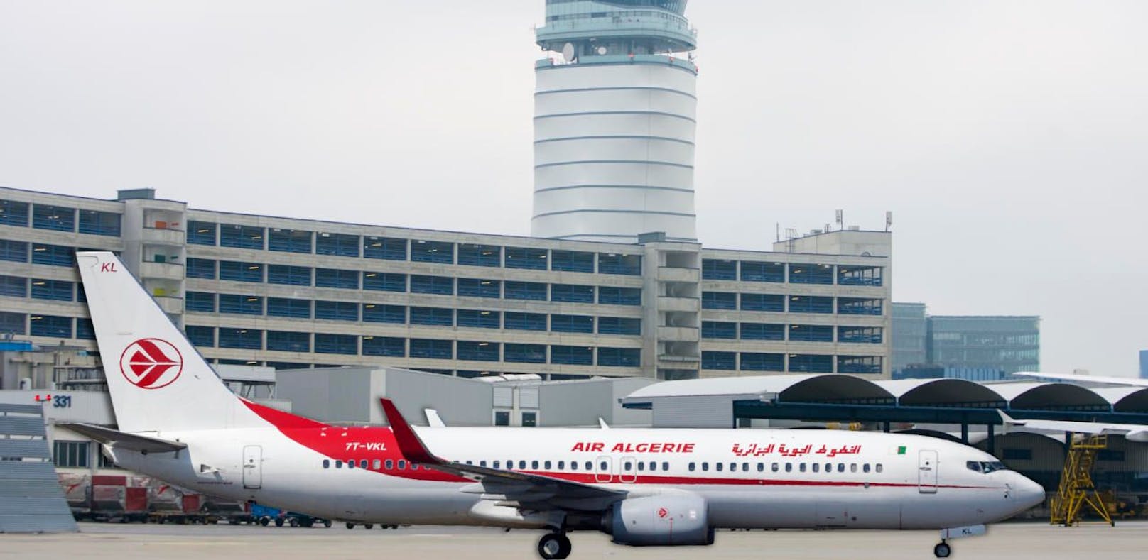 Fotomontage einer &quot;Air Algerie&quot;-Maschine vor dem Flughafen Wien. 