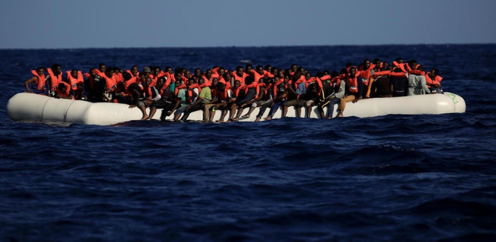 Symbolbild: Flüchtlinge in einem überfüllten Schlauchboot im Mittelmeer.