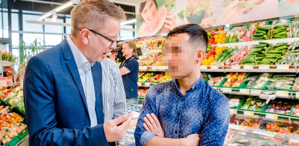 OÖ-Integrationslandesrat Rudi Anschober (Grüne) besuchte den von der Abschiebung bedrohten Musterlehrling am 14. August in einem Supermarkt in Neumarkt im Hausruckkreis, Oberösterreich. Er wollte damit ein Signal an die Regierung senden, eine humane Lösung für dieses Problem zu finden. Begleitet wurde er von Bundespräsident Alexander Van der Bellen.