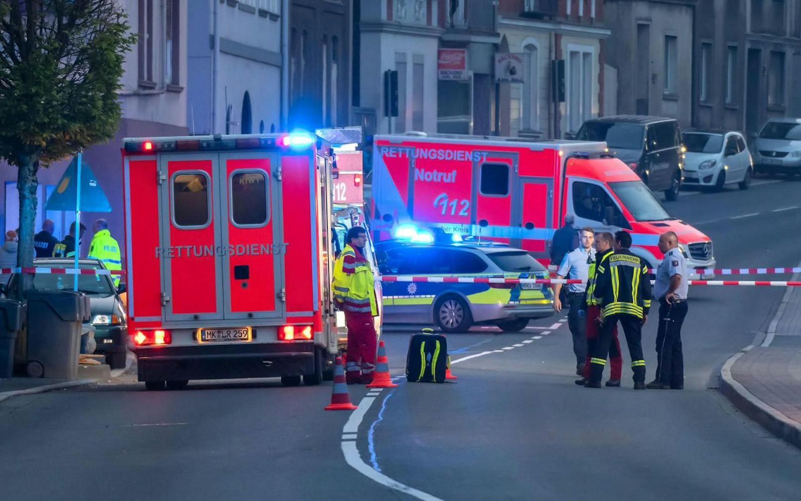 Notarztfahrzeuge im Einsatz nach dem fatalen Absturz in Altena