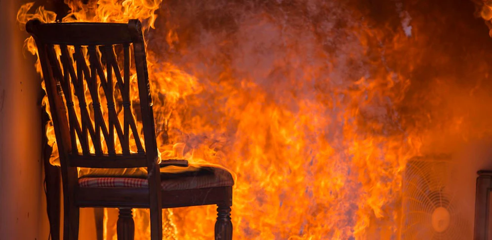 (Symbolfoto) Ein 20-jähriger Häftling setzte Mittwochnachmittag seine Zelle in Brand und attackierte einen Justizwachebeamten. Verletzt wurde niemand.