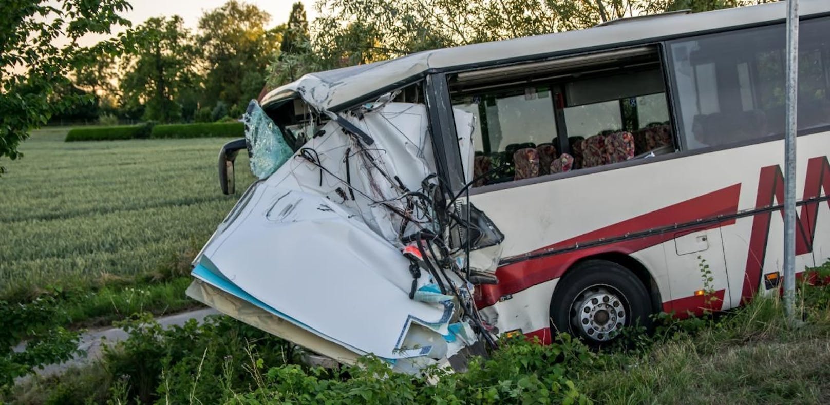 Bus mit Kindern kracht in Rettungswagen – 1 Toter