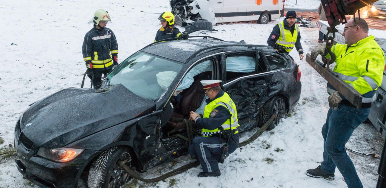 Heute.at - Lkw rammt BMW! Auto fliegt in Wiese bei Straße