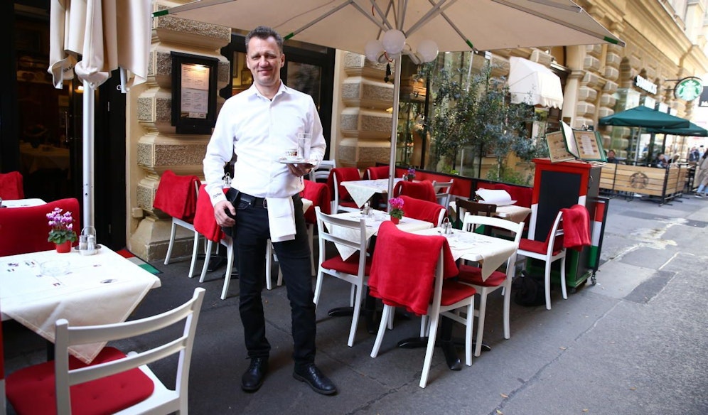 Kellner vor dem Ilona-Stüberl.