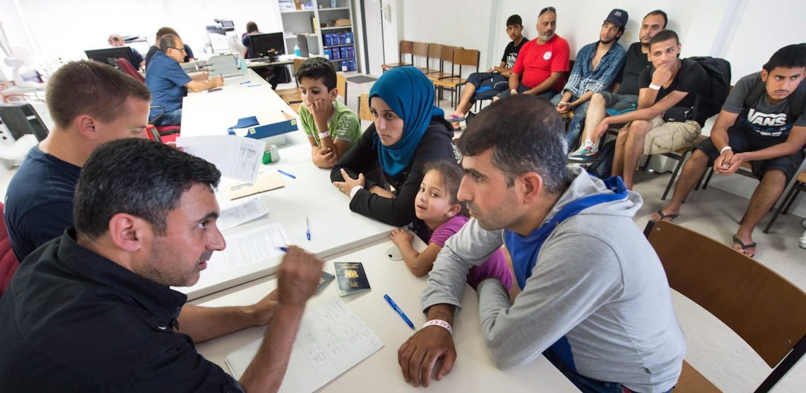 Ein Bild aus dem Jahr 2015: Polizisten führen Interviews mit den Flüchtlingen. (Archivbild)